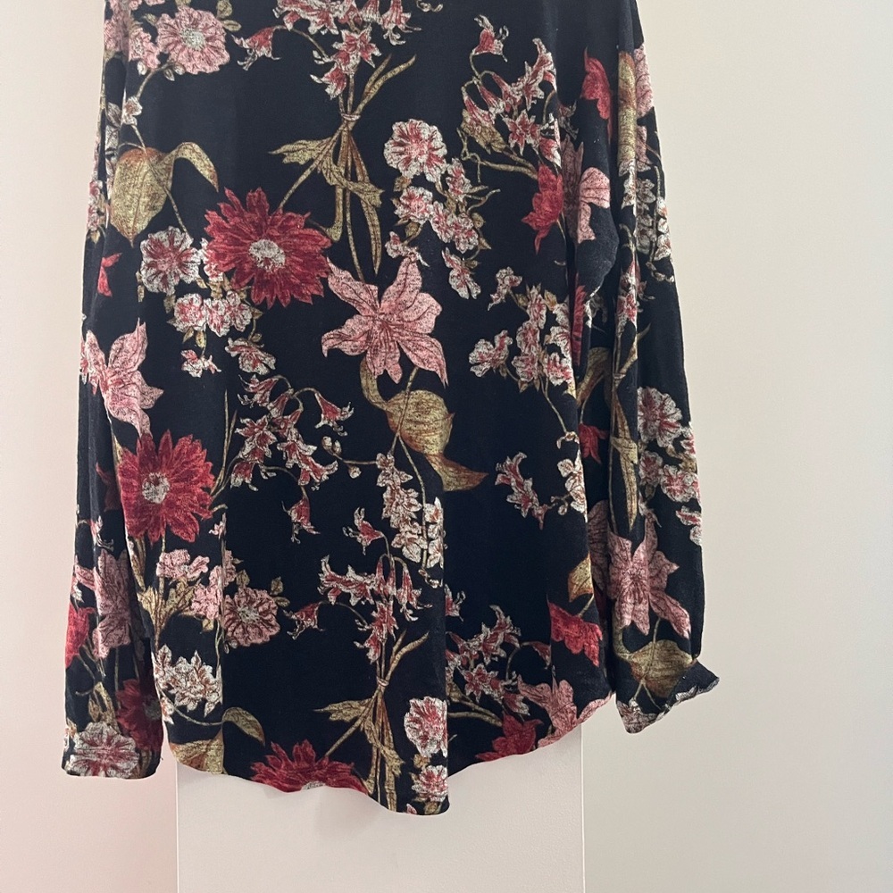 Well Worn Black Floral Women's Blouse - Picture 4 of 8